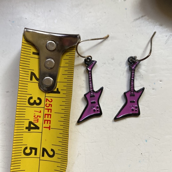 Fun vintage pink guitar earrings - Picture 6 of 9